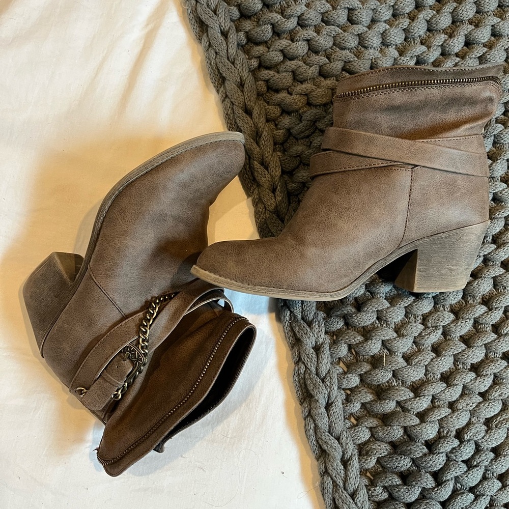 Heeled booties